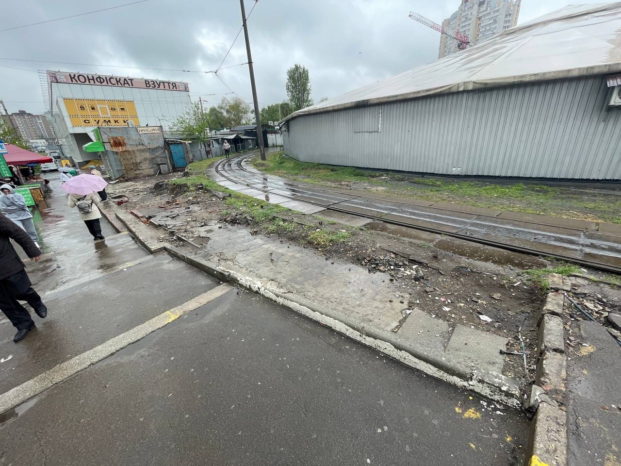 Комунальники демонтували МАФи біля станції метро “Позняки”