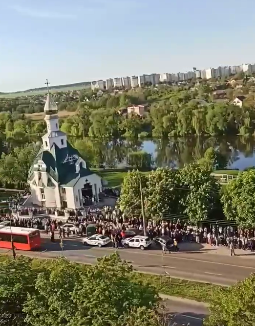 У Києві та області біля храмів утворились черги з охочих освятити паски: фото