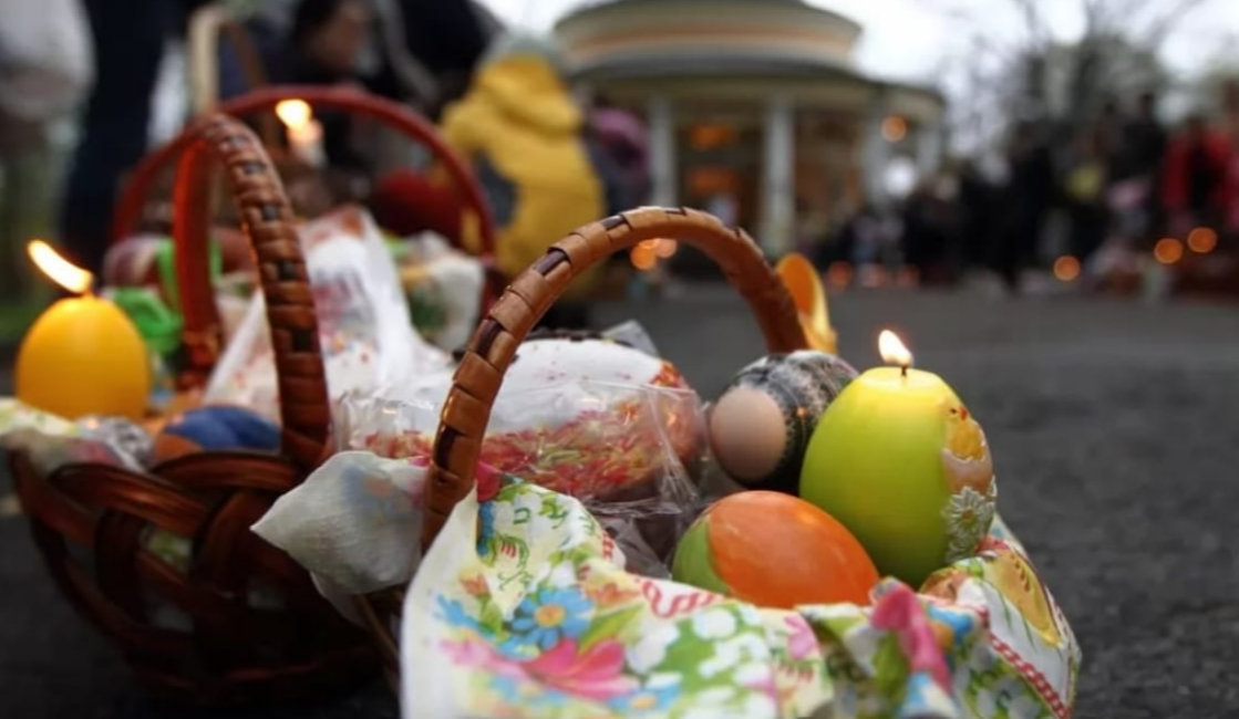 У Києві та області біля храмів утворились черги з охочих освятити паски: фото, відео