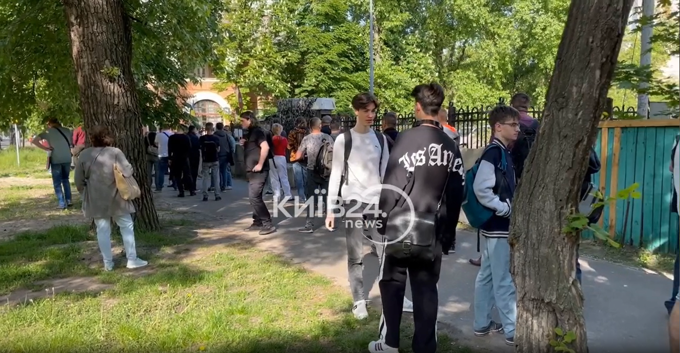 Біля ТЦК у Києві знову утворились черги — чоловіки прийшли аби оновити дані