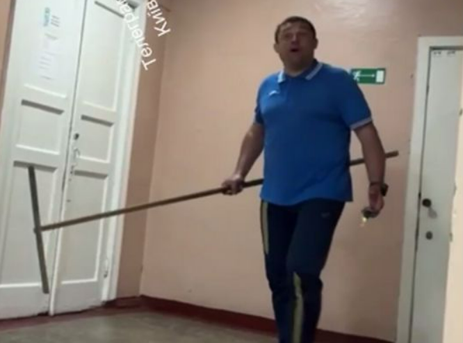 У Києві в школі №37 вчитель фізкультури обзивав та погрожував учню, який приїхав з Луганщини: відео