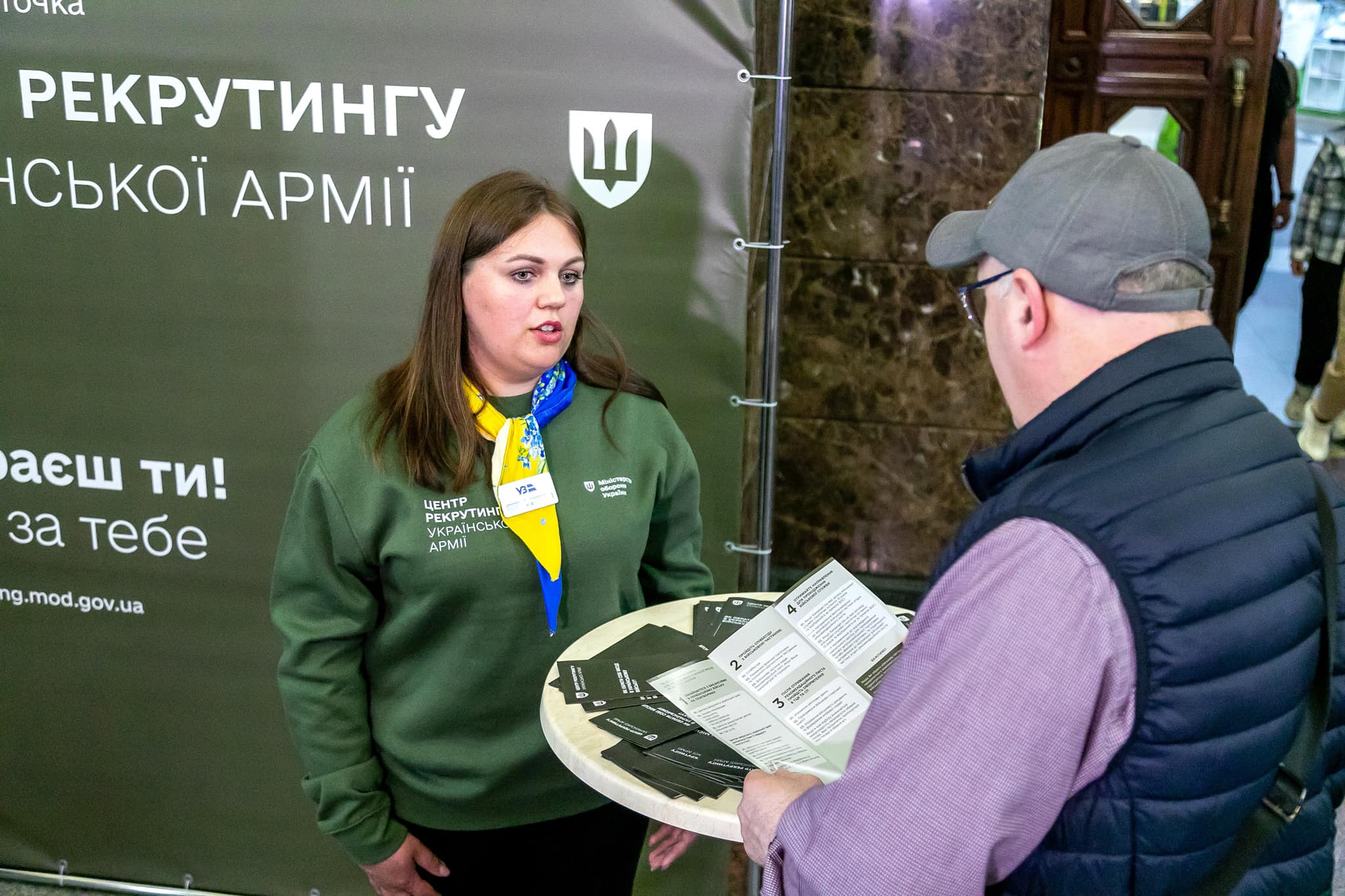 На Центральному залізничному вокзалі столиці відкрився інформаційний пункт рекрутингу до української армії