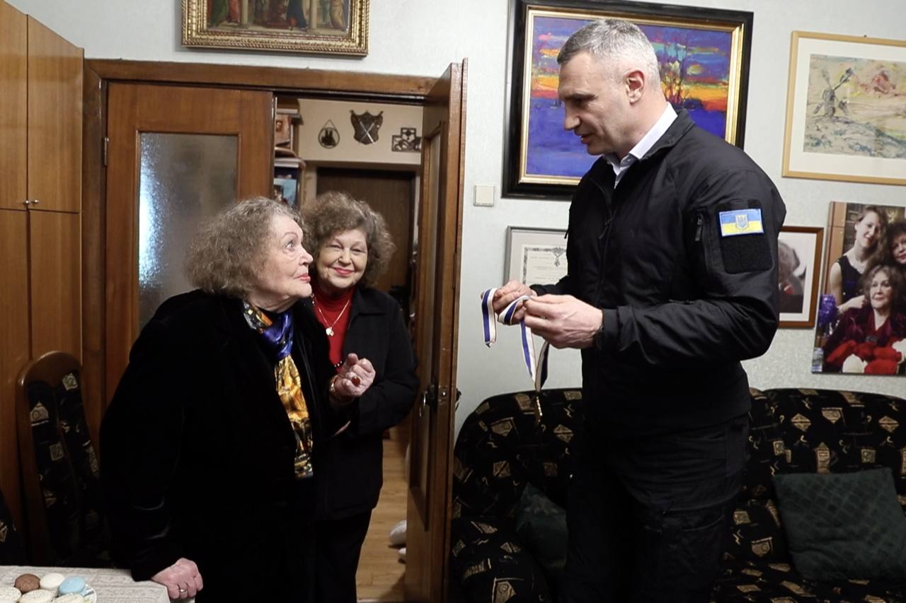 8 травня, Київрада нагородила званням “Почесний громадянин Києва” Ліну Костенко та Валерія Залужного