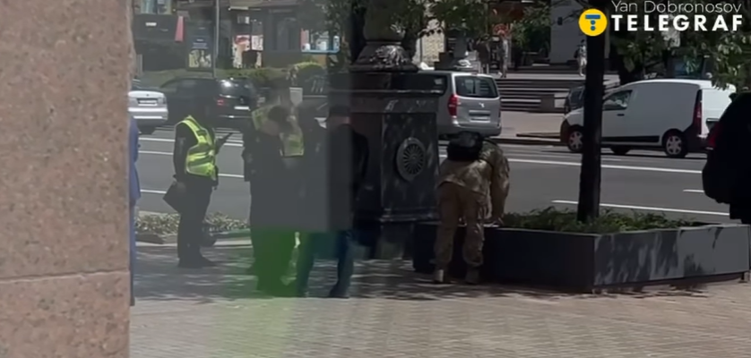 У Києві Монатіка зупинили представники ТЦК на Хрещатику: відео