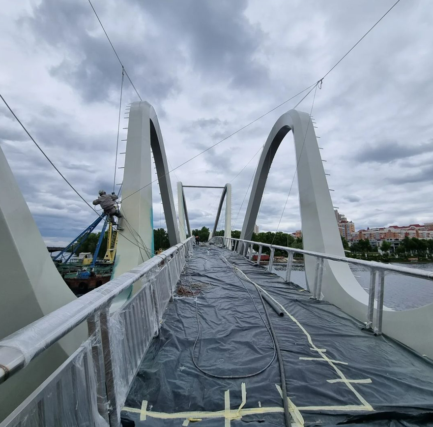 На Оболоні почали тестувати підсвічення моста-хвилі: фото, відео