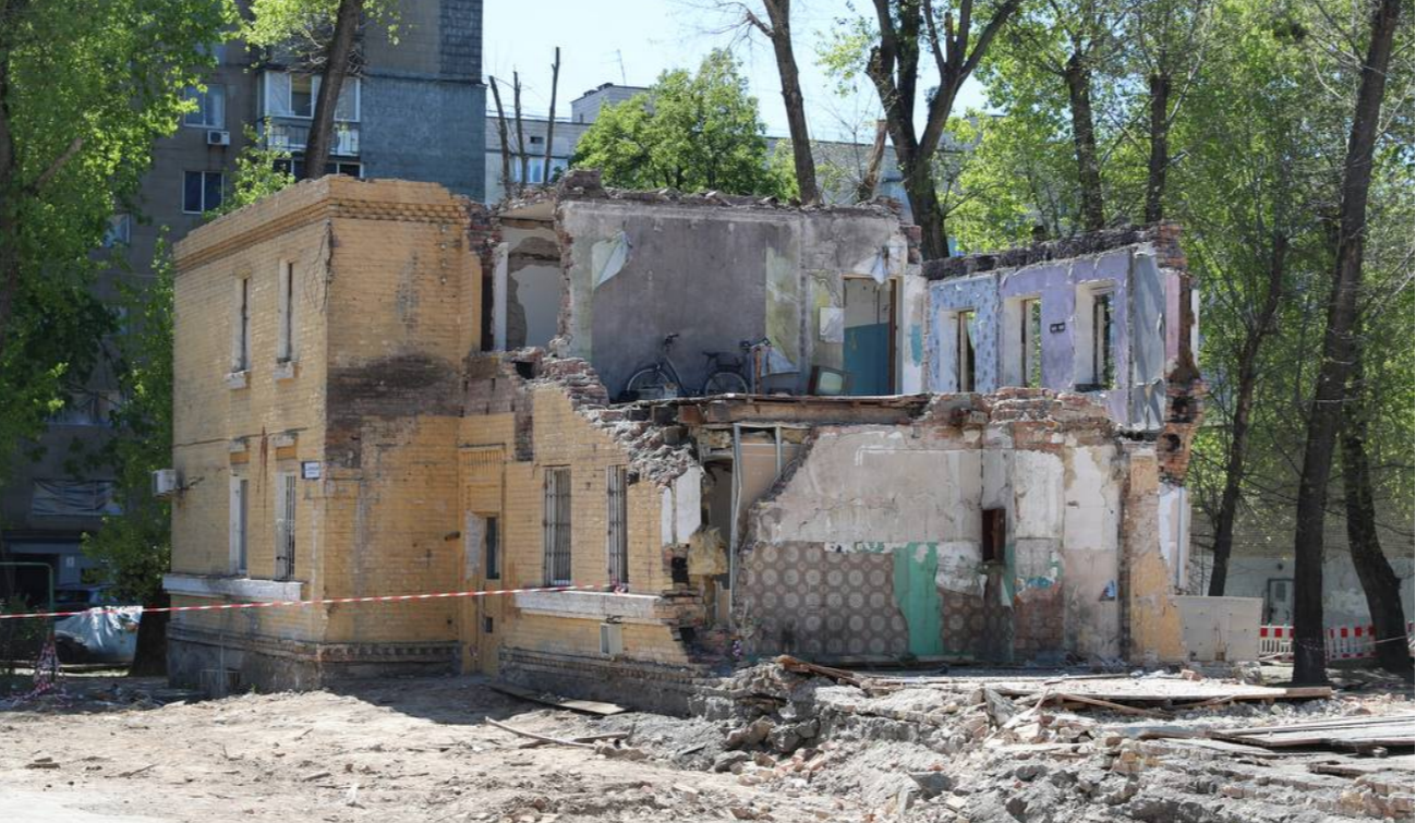 Мешканці зруйнованого будинку у Святошинському районі отримали компенсацію: деталі