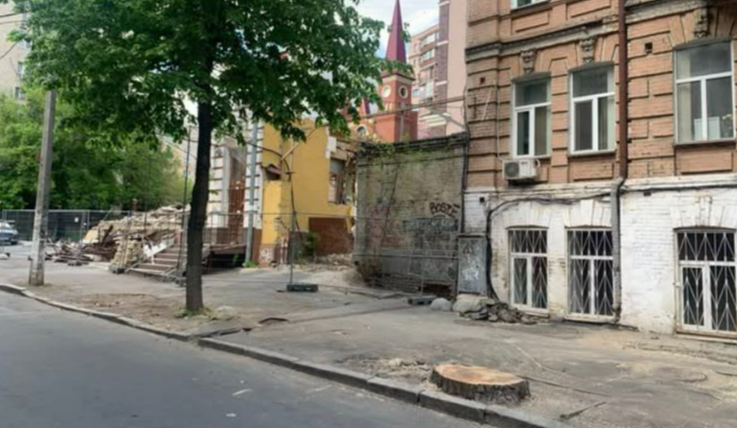 Біля Садиби Зеленських зрізали дерева: вони заважали будівництву