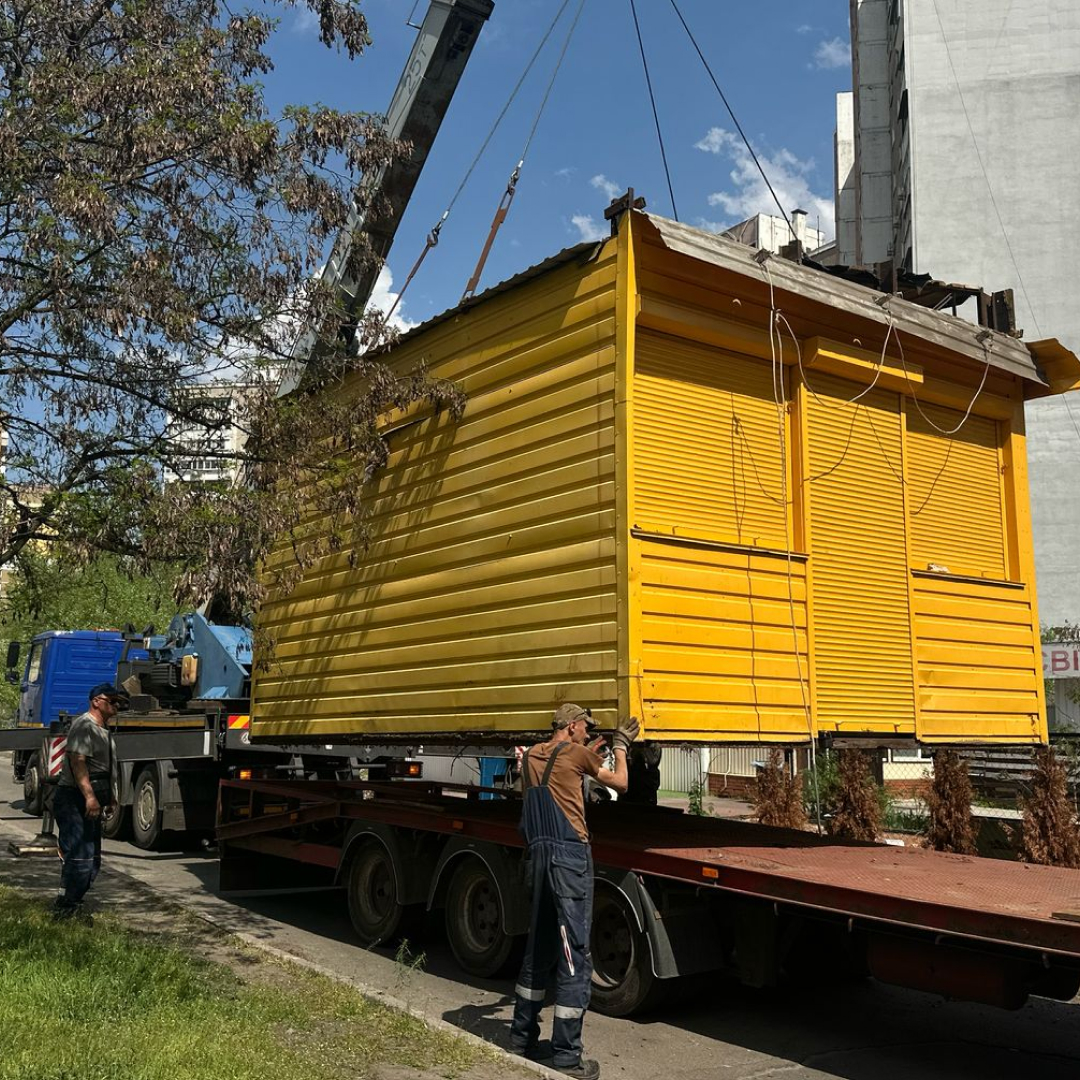 Майже 200 незаконних об'єктів благоустрою демонтували у Києві за квітень 2025 року: що відомо