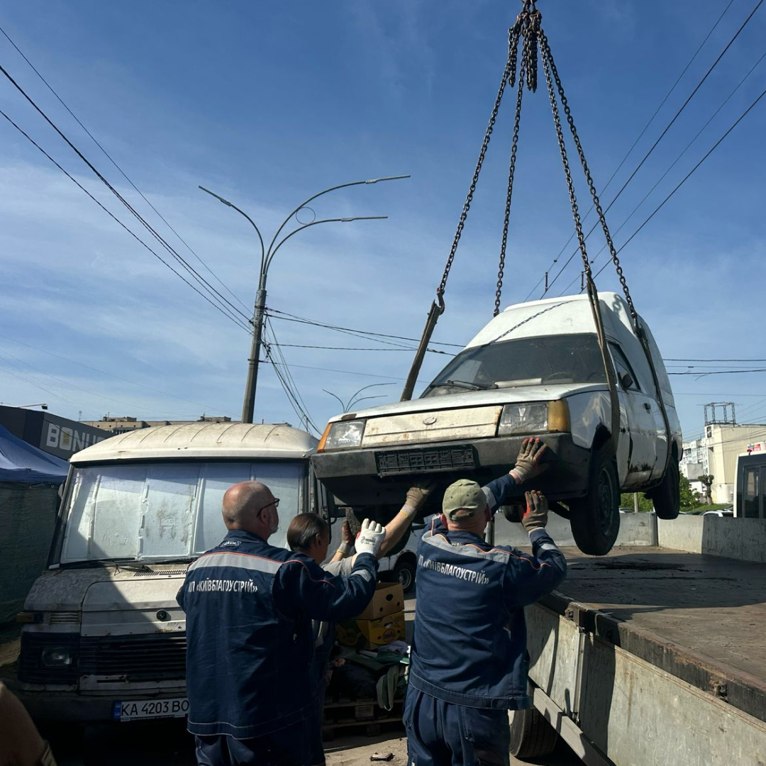 Майже 200 незаконних об'єктів благоустрою демонтували у Києві за квітень 2025 року: що відомо