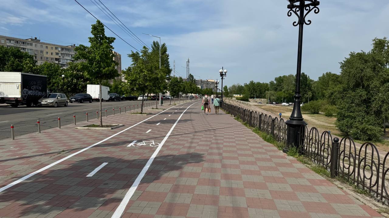 На Оболонській набережній у Києві нанесли розмітку велодоріжки: що з нею не так