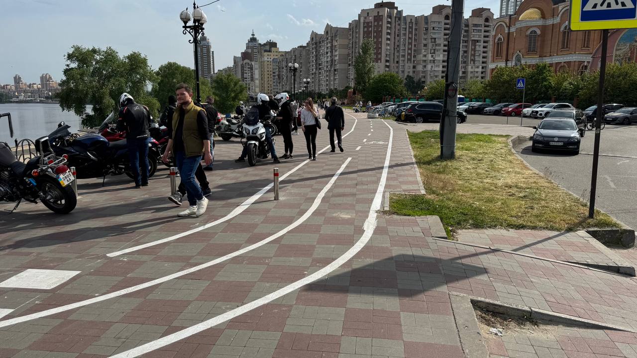 На Оболонській набережній у Києві нанесли розмітку велодоріжки: що з нею не так