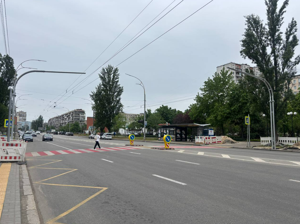 В Оболонському районі Києва на вулиці Олександра Архипенка облаштовують безбар'єрний світлофор з урахуванням потреб велосипедистів