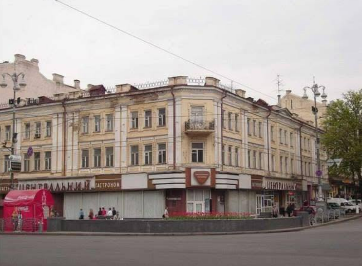 Після реставрації від будівлі Центрального гастроному на Хрещатику, в якому знаходився готель "Кане", залишився лише фасад.