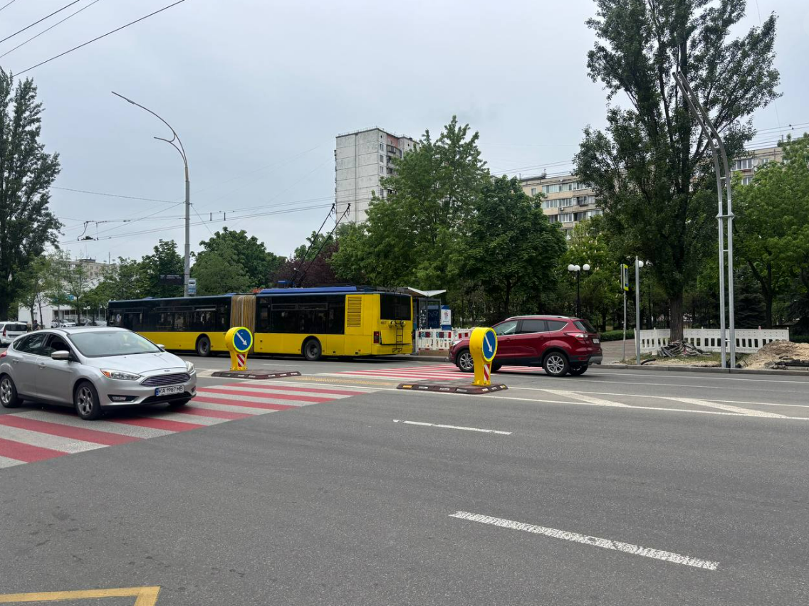 В Оболонському районі Києва на вулиці Олександра Архипенка облаштовують безбар'єрний світлофор з урахуванням потреб велосипедистів