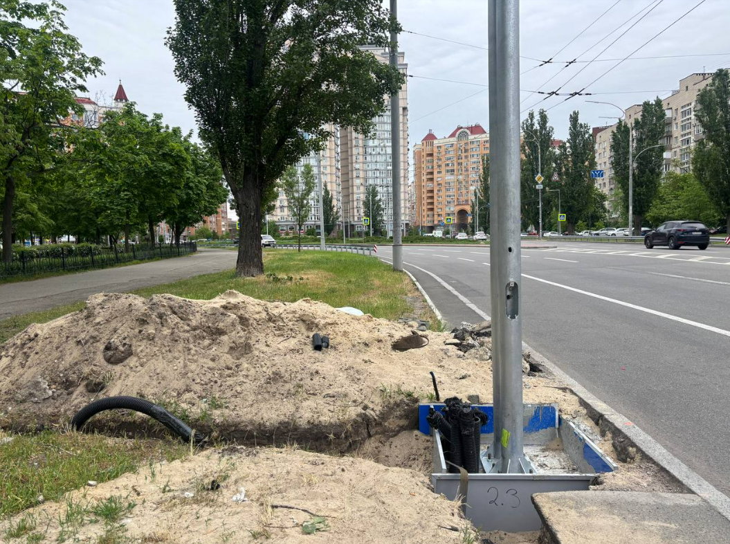 В Оболонському районі Києва на вулиці Олександра Архипенка облаштовують безбар'єрний світлофор з урахуванням потреб велосипедистів