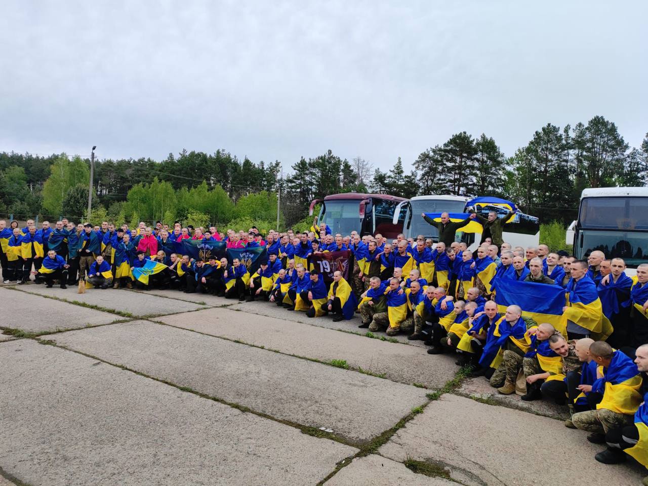 Ще 205 українських захисників вдалося повернути з російського полону: фото