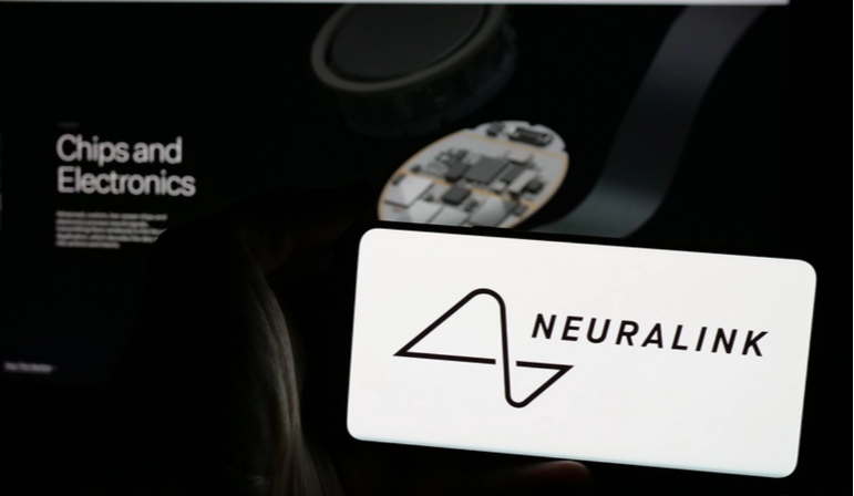 "Розумне око": Neuralink розробляє чип, що дозволить повернути людський зір