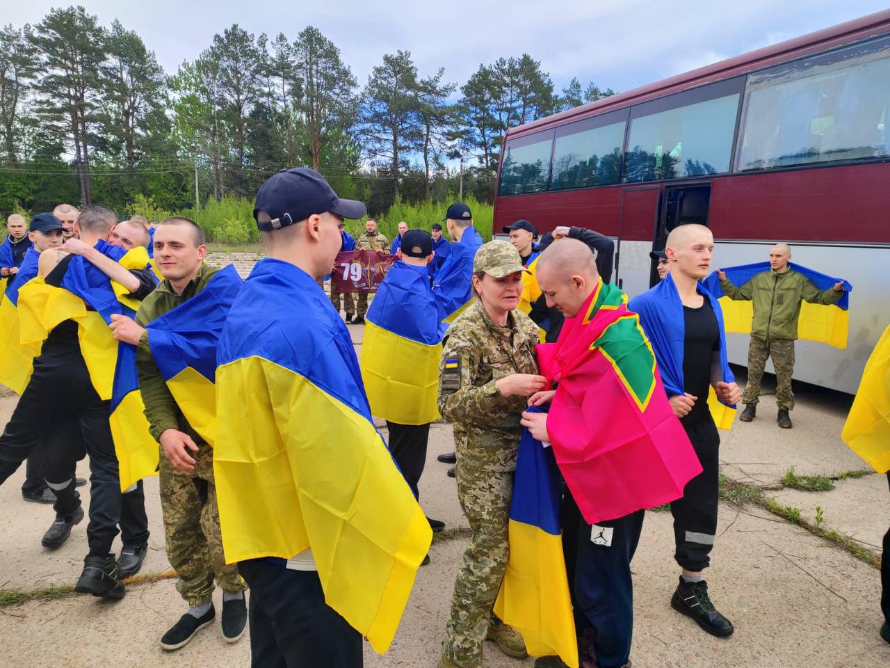Ще 205 українських захисників вдалося повернути з російського полону: фото
