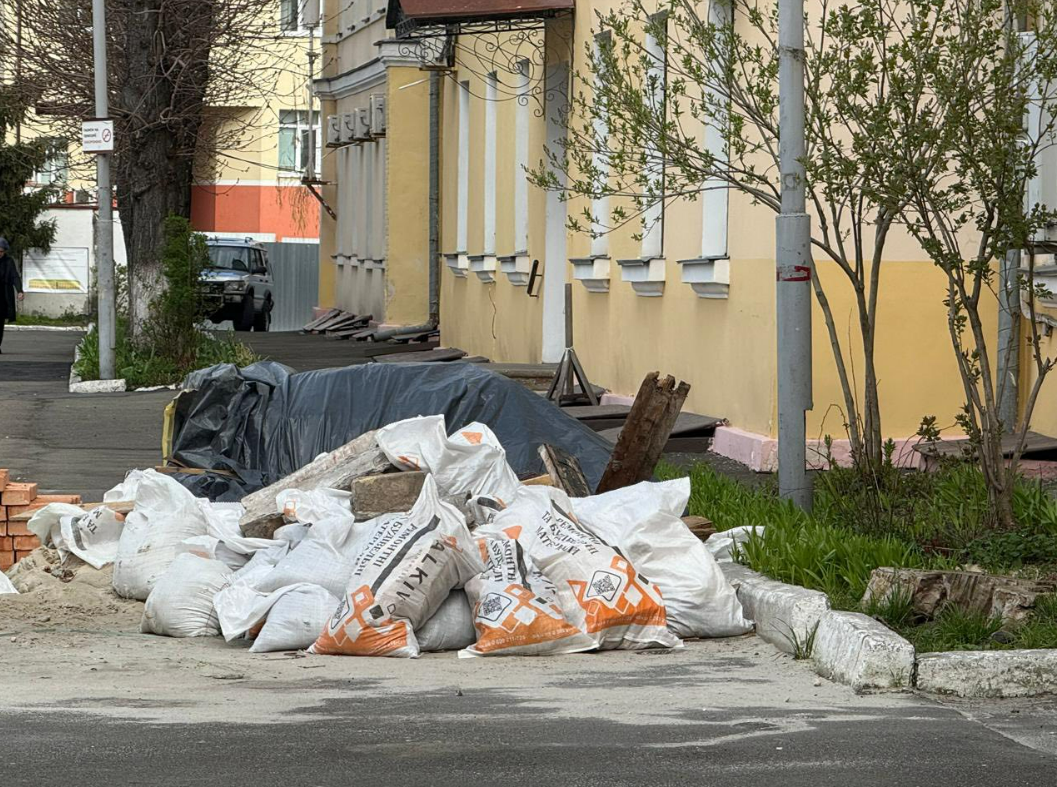 Корпус Києво-Могилянської на Контрактовій площі академії розбирають і руйнують стіни: фото