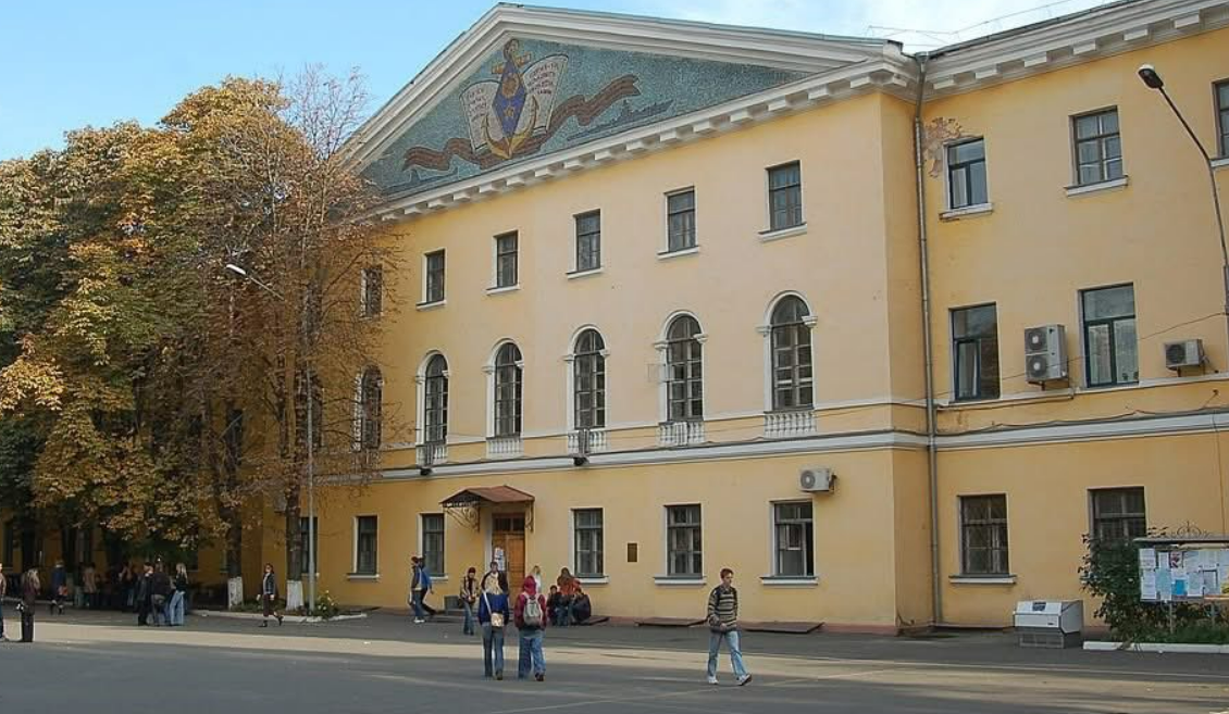 Корпус Києво-Могилянської на Контрактовій площі академії розбирають і руйнують стіни: фото