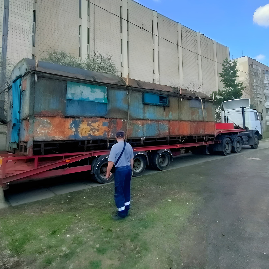 МАФ з осиним гніздом і вагон потяга: підсумки демонтажів тимчасових споруд на Оболоні в Києві