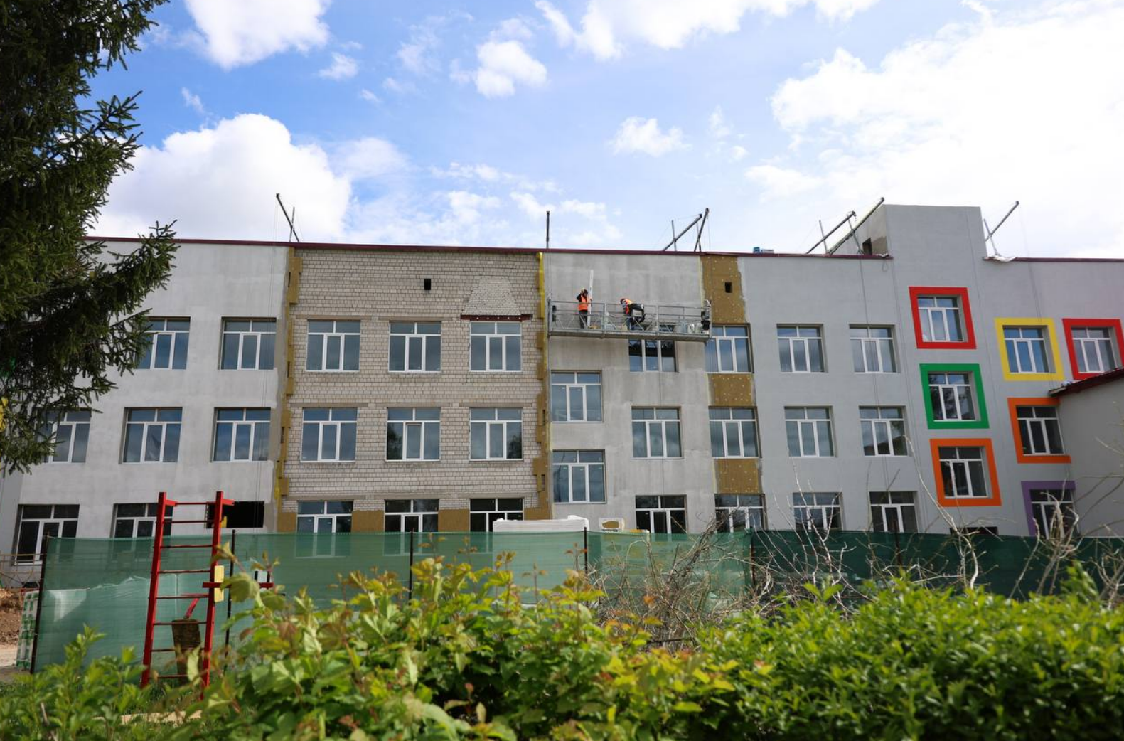 На Київщині в селі Бузова відбудовують школу та будинок на 40 квартир: фото