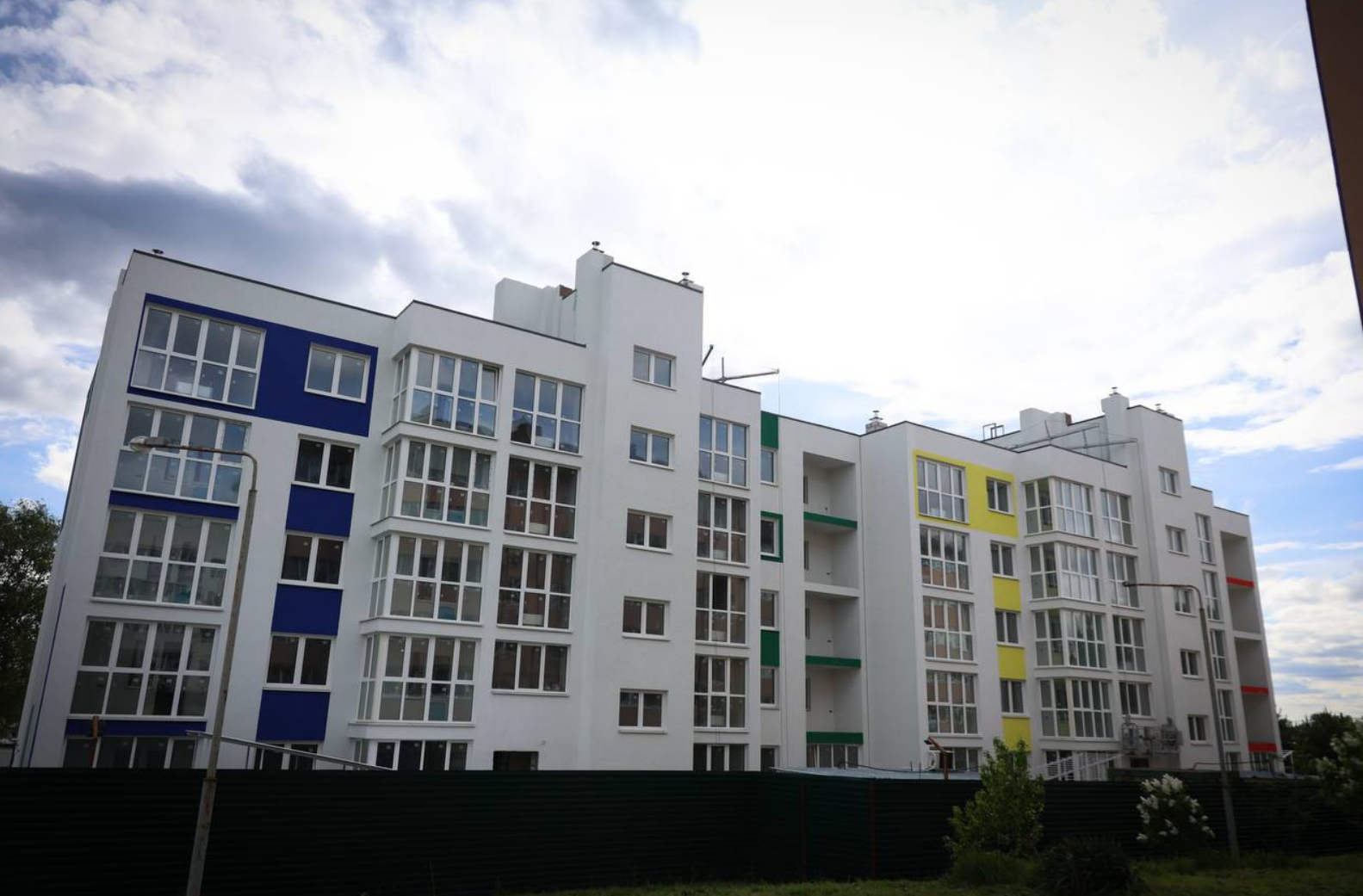 На Київщині в селі Бузова відбудовують школу та будинок на 40 квартир: фото