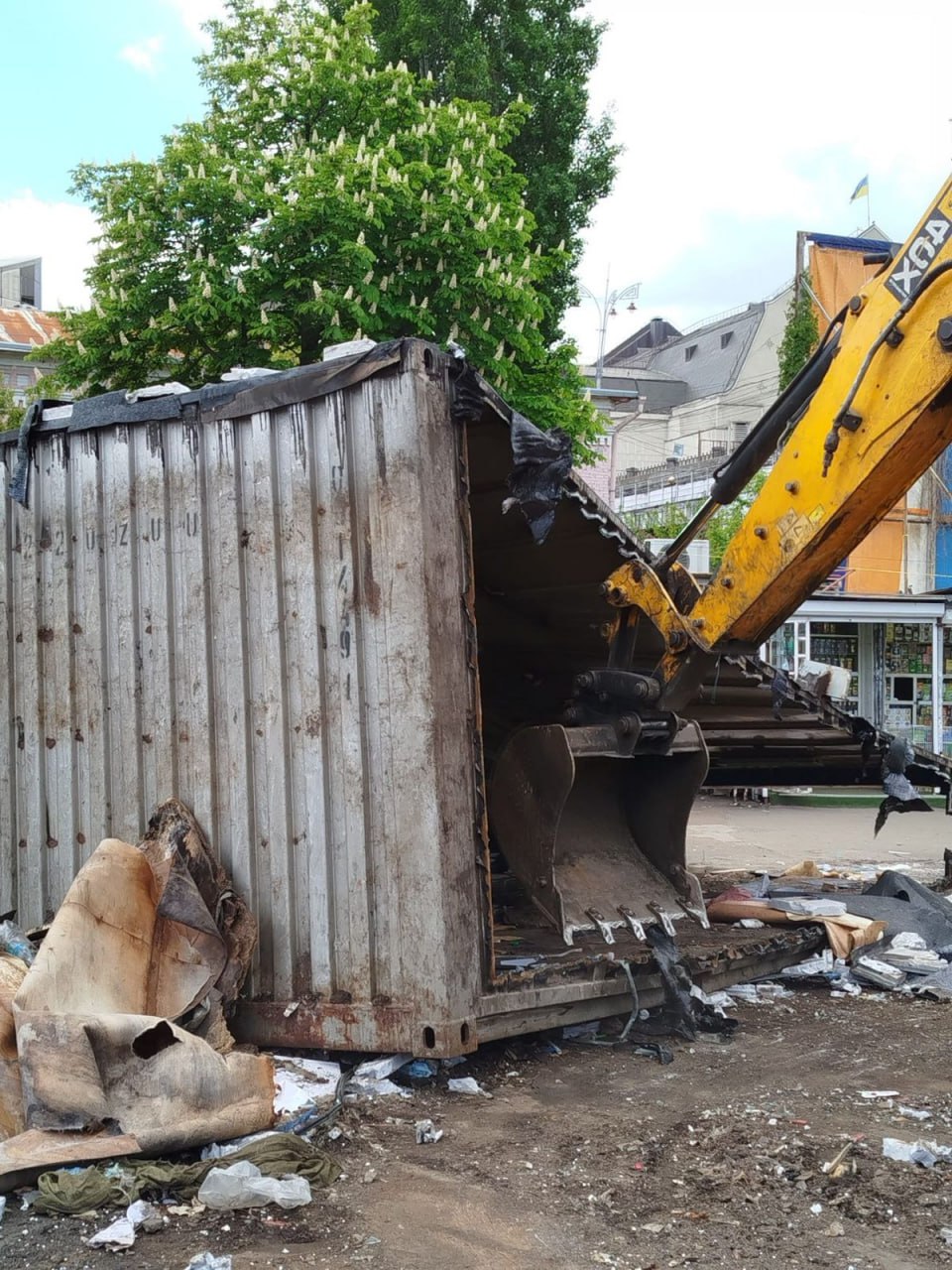 На Вокзальній у Києві проводять масштабний демонтаж МАФів і торгових павільйонів: фото, відео
