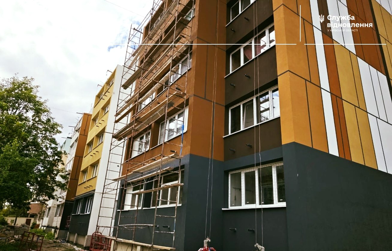У Бородянці відновлюють п’ятиповерхівку, пошкоджену під час бойових дій в області: фото