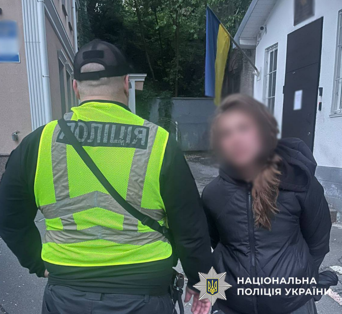 У Києві жінка пошкодила прапорці та портрети загиблих військових на Меморіалі Алеї Героїв, що на Майдані Незалежності