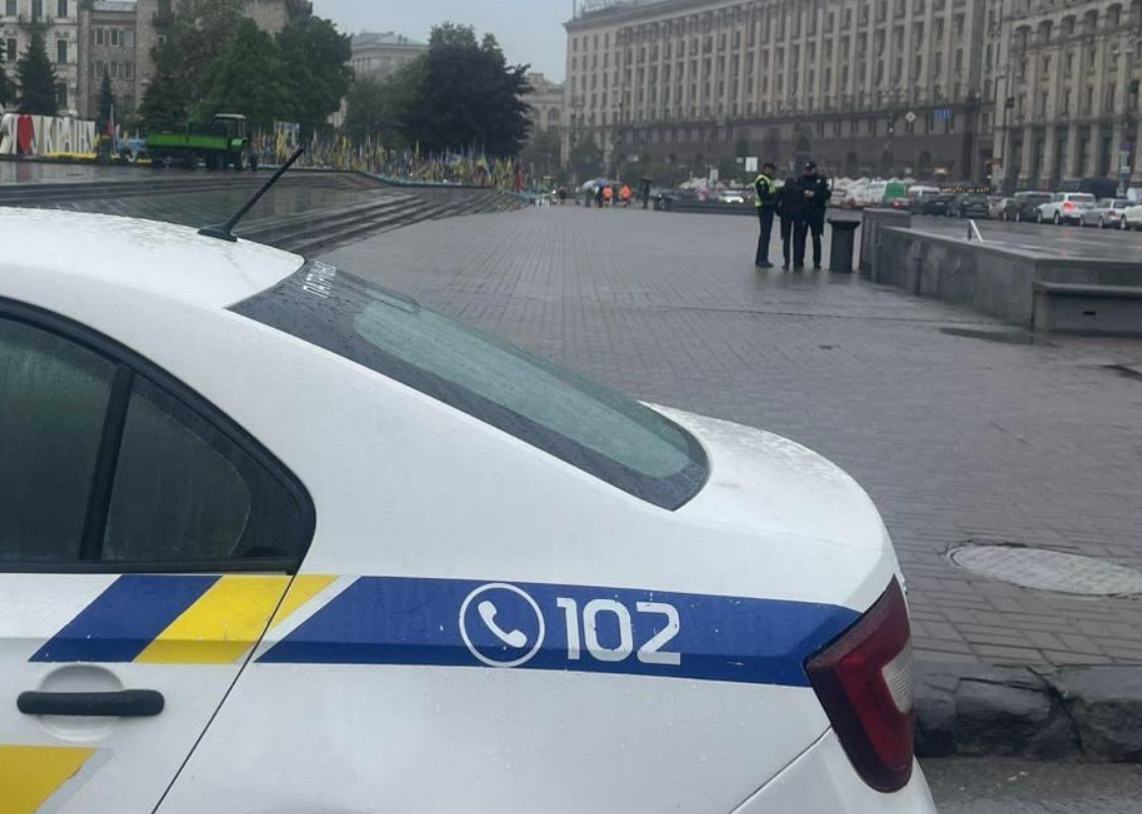 На Майдані Незалежності патрулює поліція після інциденту з пошкодженням прапорців та порретів загиблих військових