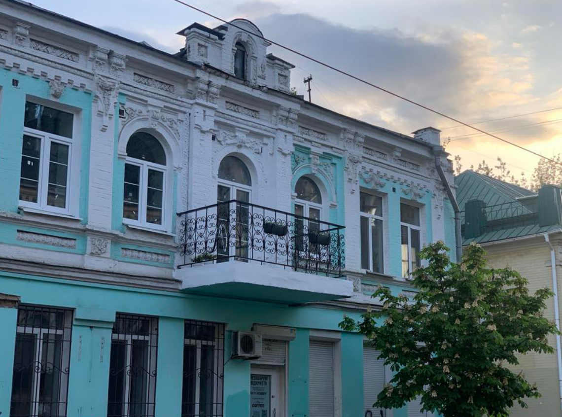 На Подолі в історичному будинку на Межигірській відреставрували балкон
