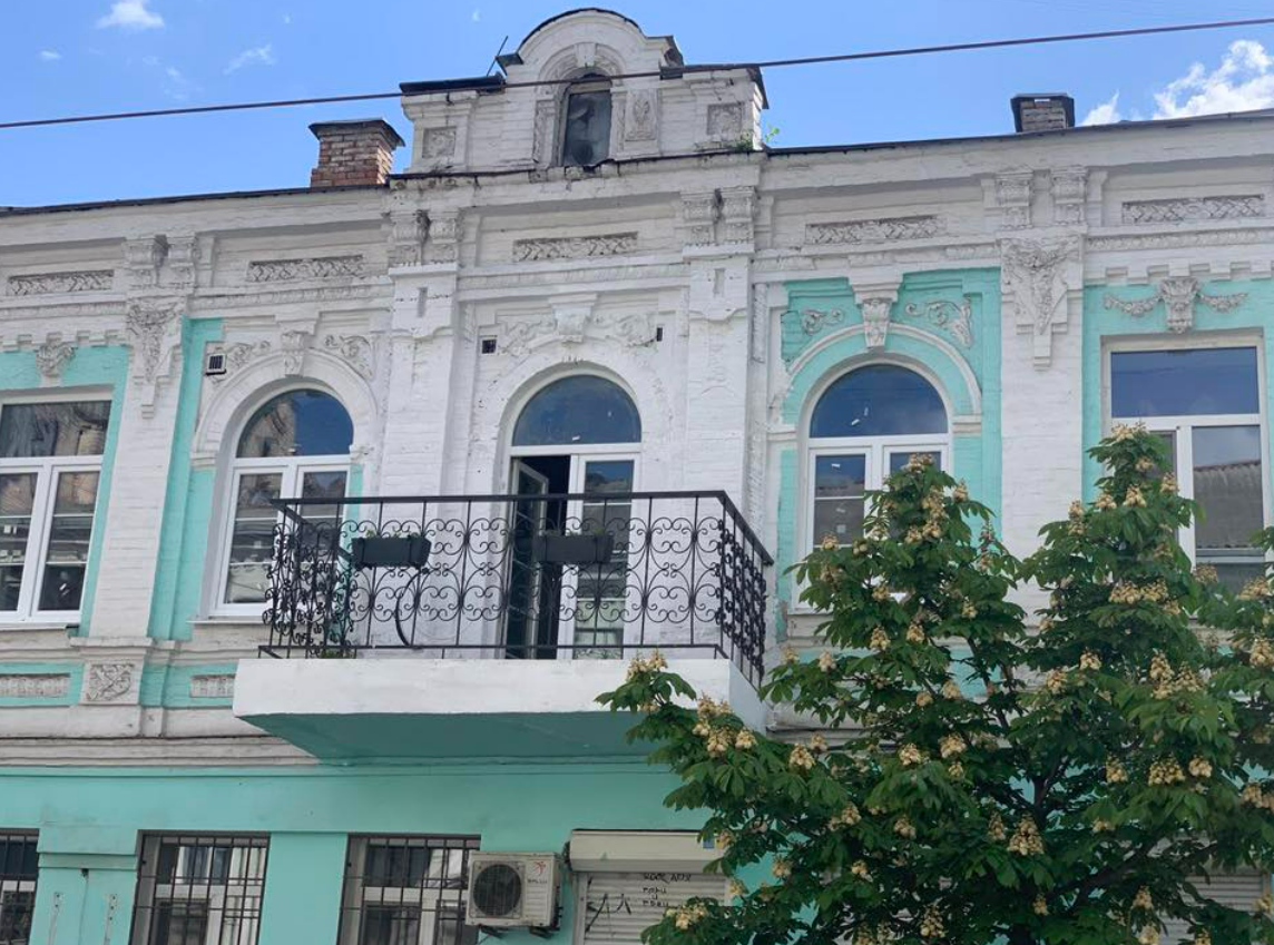 На Подолі в історичному будинку на Межигірській відреставрували балкон