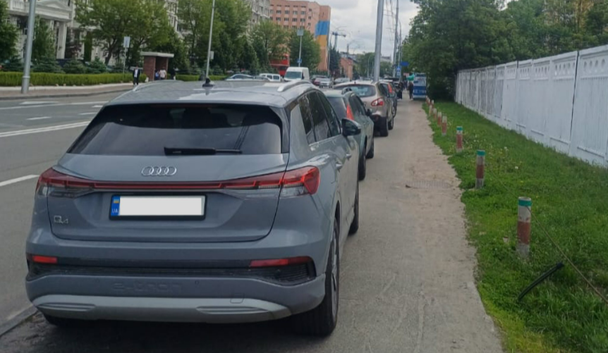 У Києві евакуювали одразу 5 авто: водії повністю заблокували тротуар