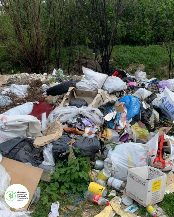 У Святошинському районі біля річки утворилось сміттєзвалище: фото
