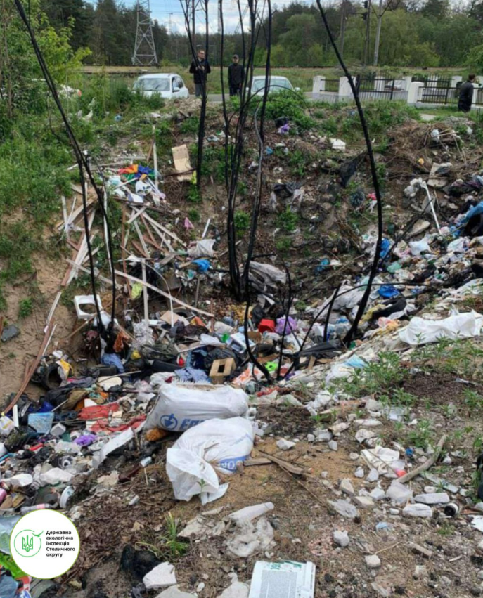 У Святошинському районі біля річки утворилось сміттєзвалище: фото