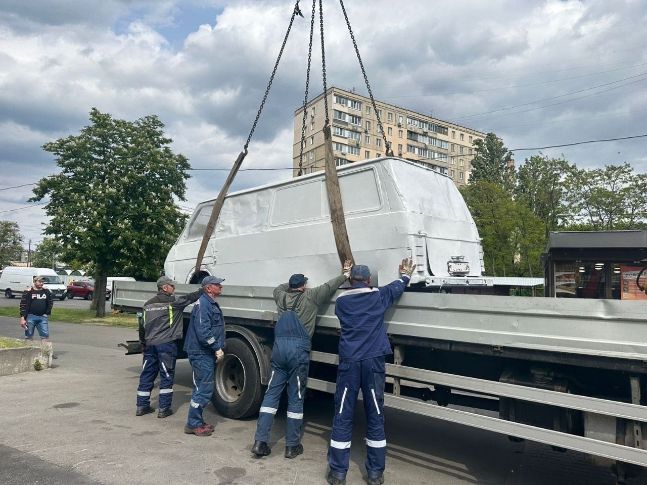 Автолавка-"арт-об’єкт": у Подільському районі прибрали незвичну розфарбовану автівку