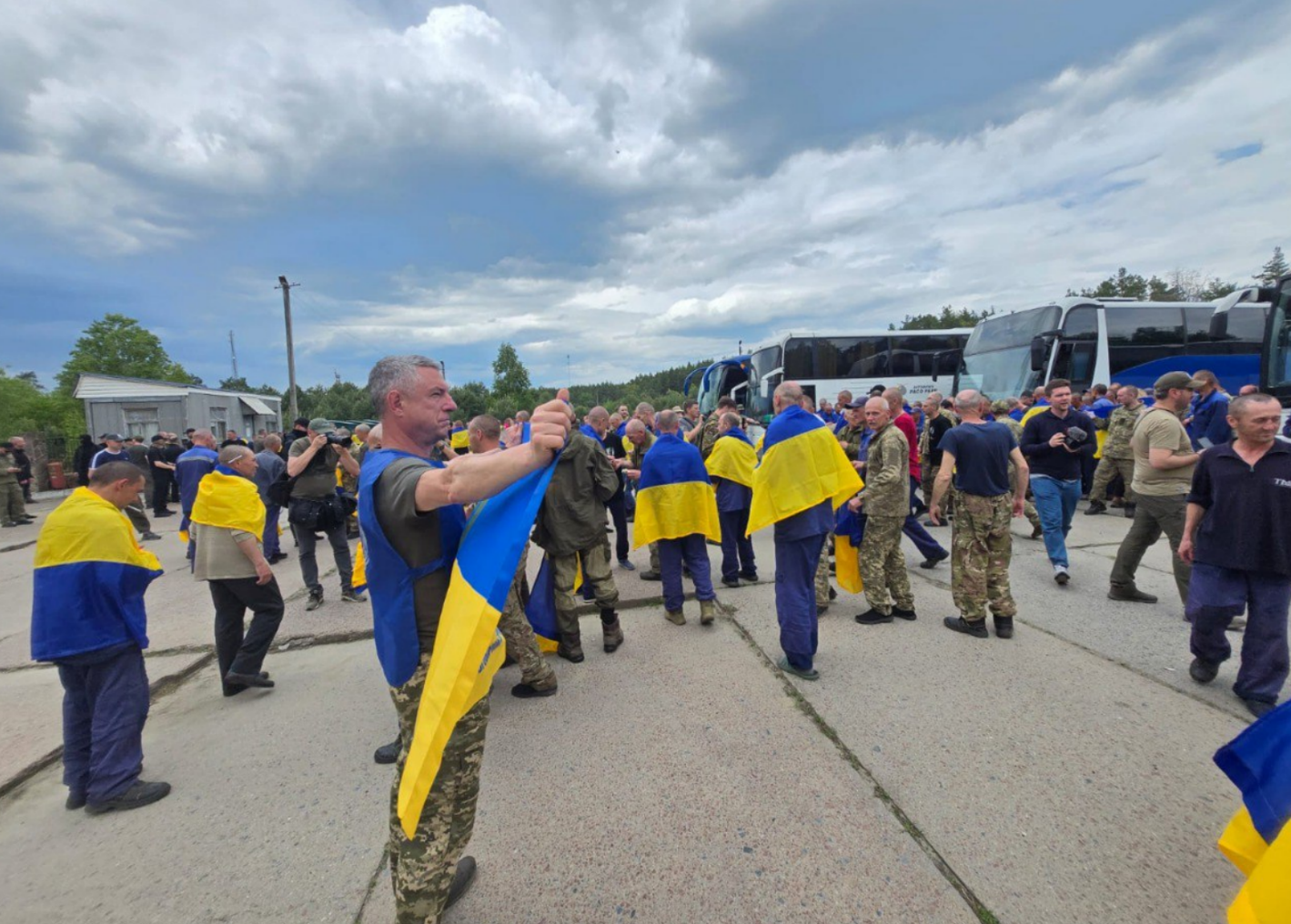 Другий день великого обміну 1000 на 1000: З російського полону визволили 307 українців