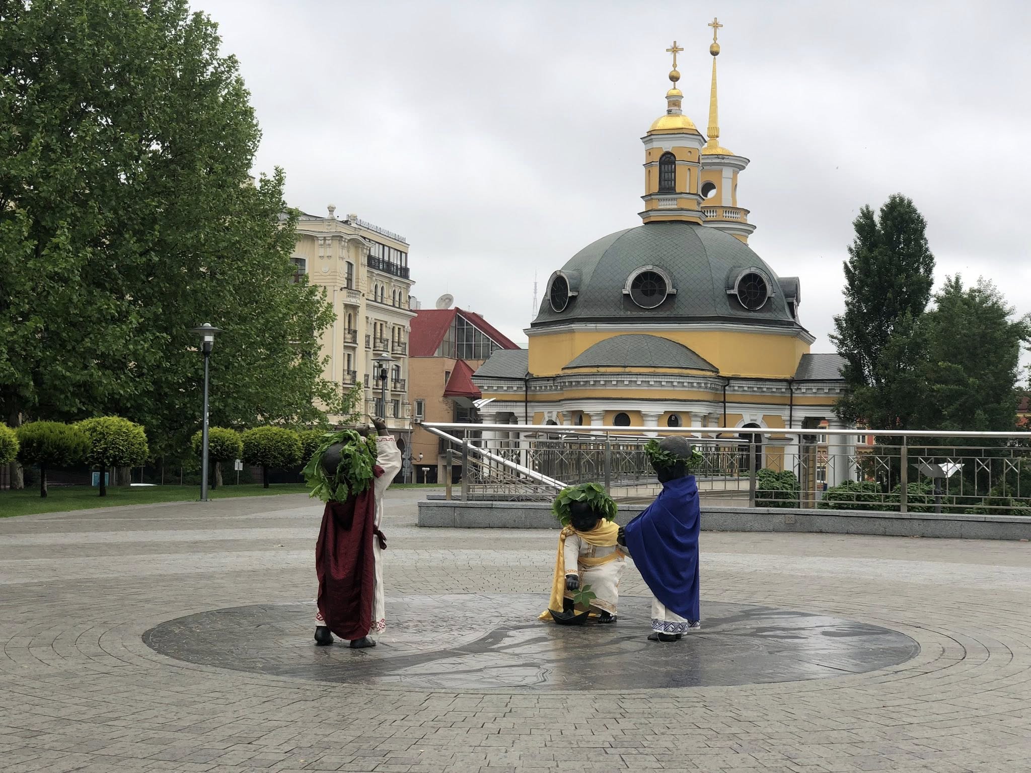 Скульптури малюків-засновників Києва переодягли до Дня міста: фото