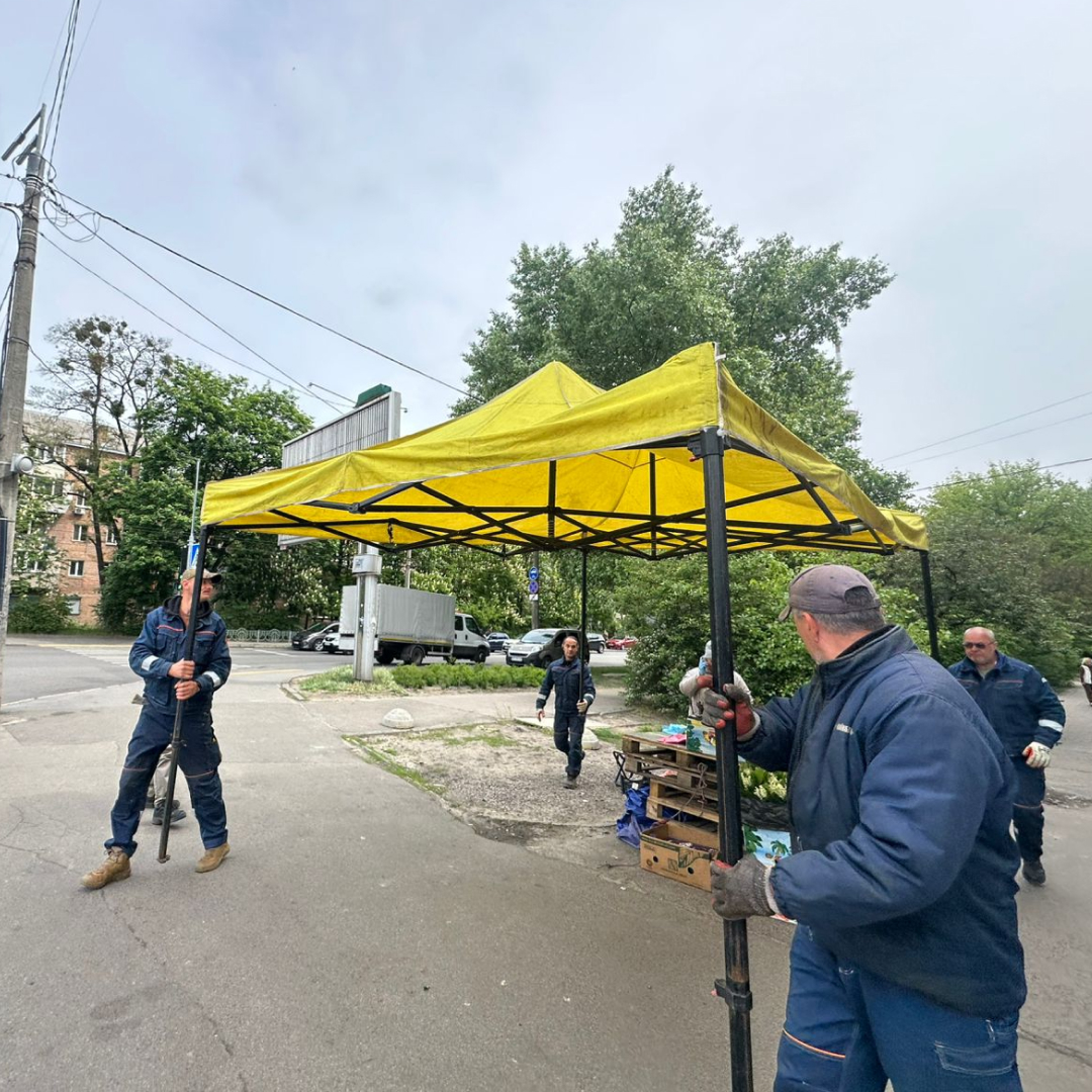 Демонтаж наметів, яток і прилавків: як у Києві борються зі стихійною торгівлею