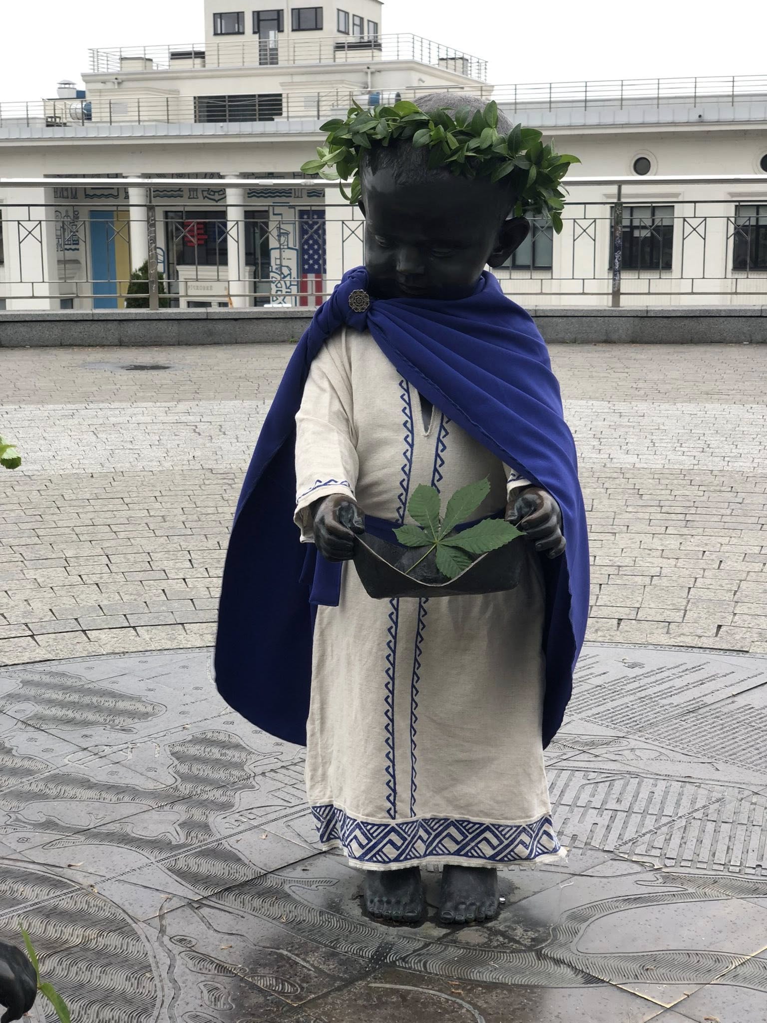 Скульптури малюків-засновників Києва переодягли до Дня міста: фото