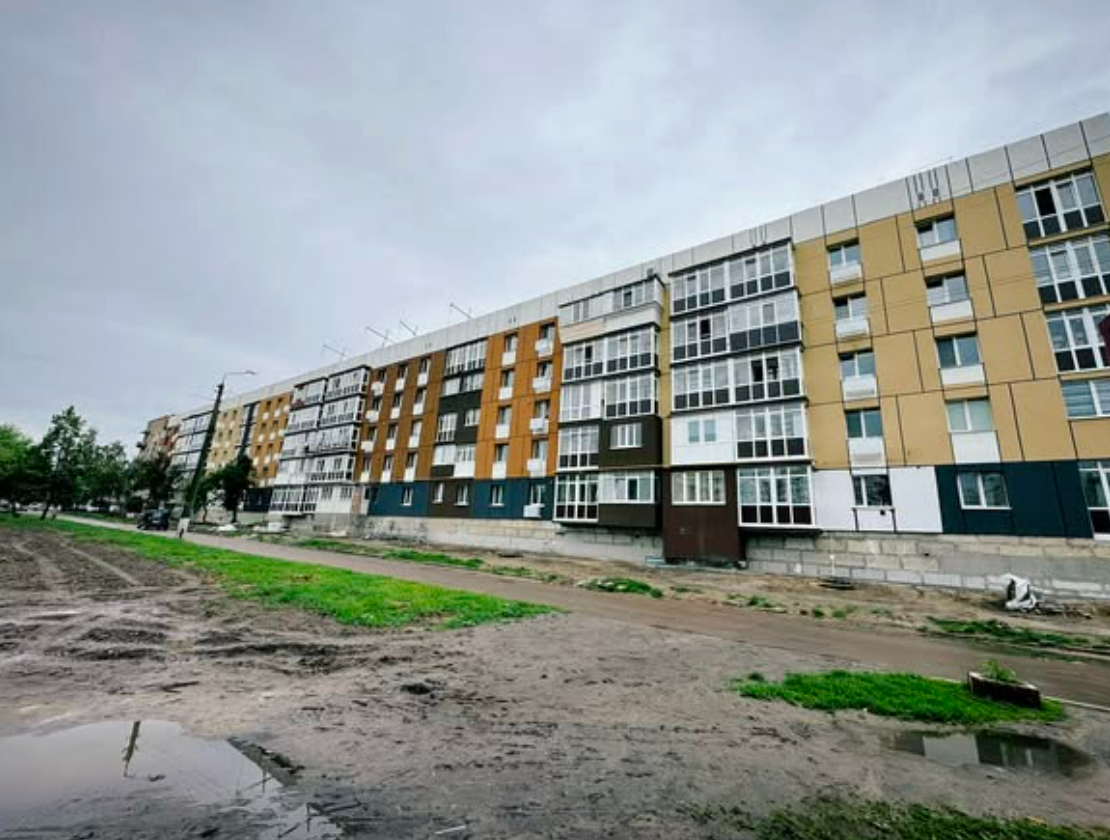 У Бородянці відновлюють пошкоджений будинок, який пограбували російські війська: фото
