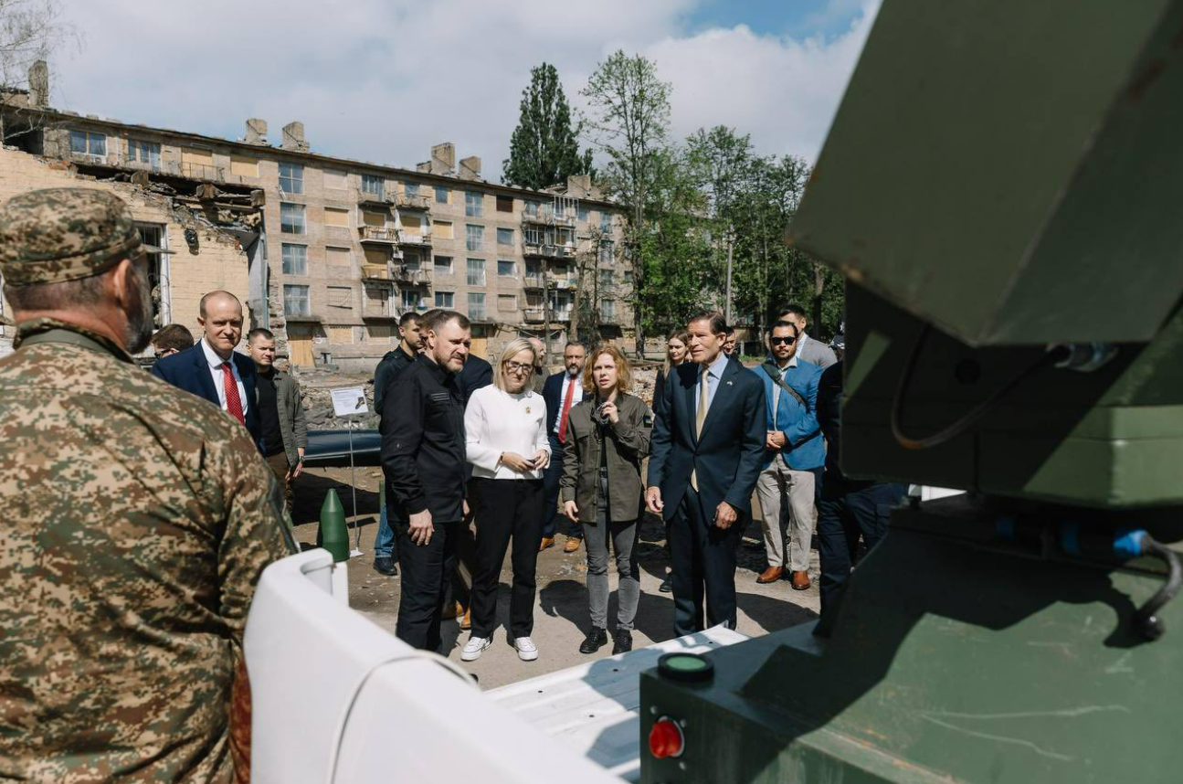 Сенатор США Річард Блюменталь відвідав місце ракетного удару у Святошинському районі: фото