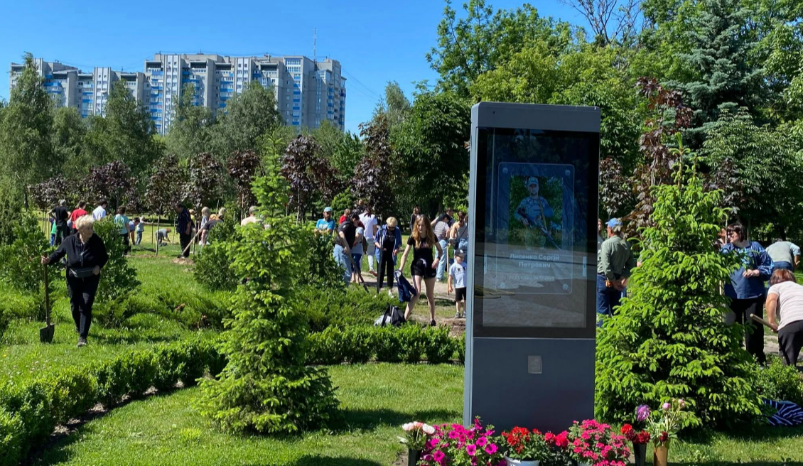 У Броварах з'явилася Алея кленів на честь загиблих військових: фото