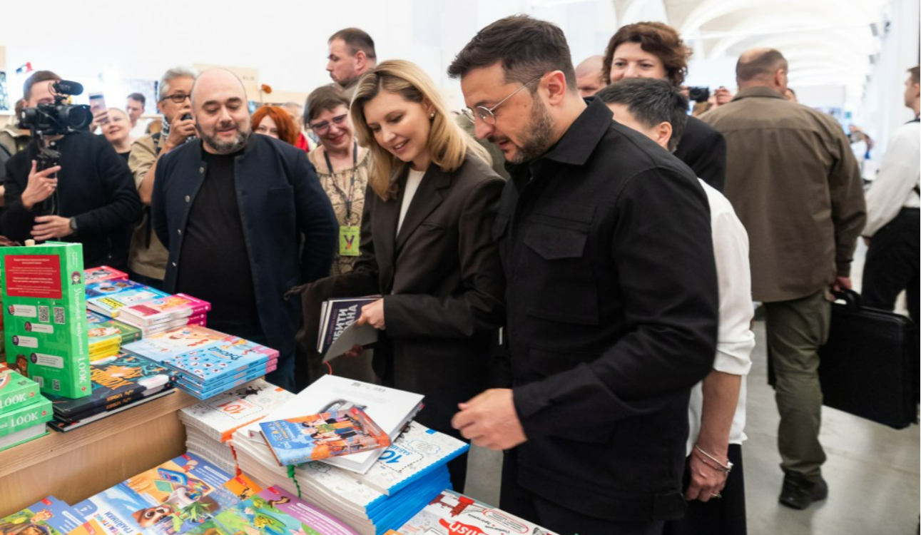 Зеленський відвідав Книжковий Арсенал-2025: які книги купив