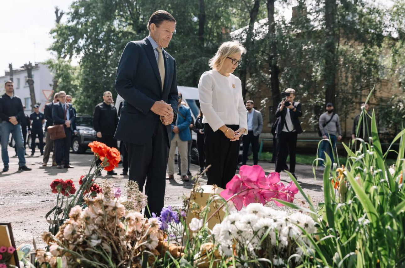 Сенатор США Річард Блюменталь відвідав місце ракетного удару у Святошинському районі: фото