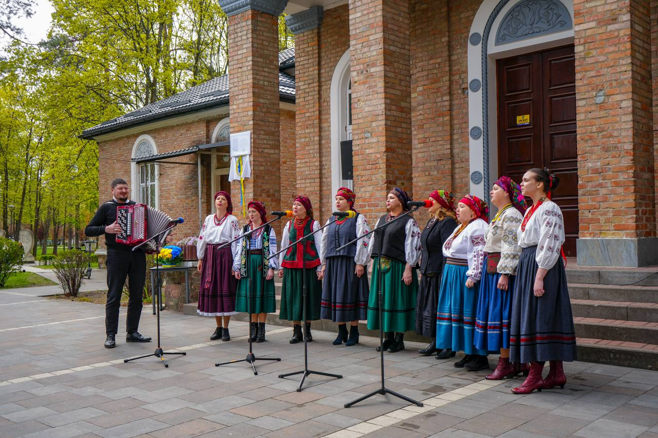 У Бучі на Київщині відкрили меморіальну дошку художниці Любові Панченко: фото