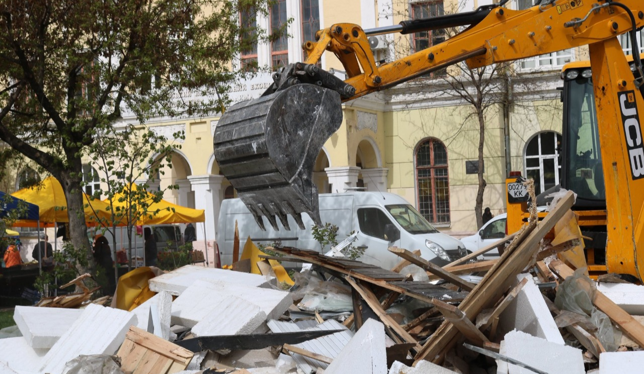 Кіоски, альтанки та гаражі: у Києві демонтували понад 60 тимчасових споруд
