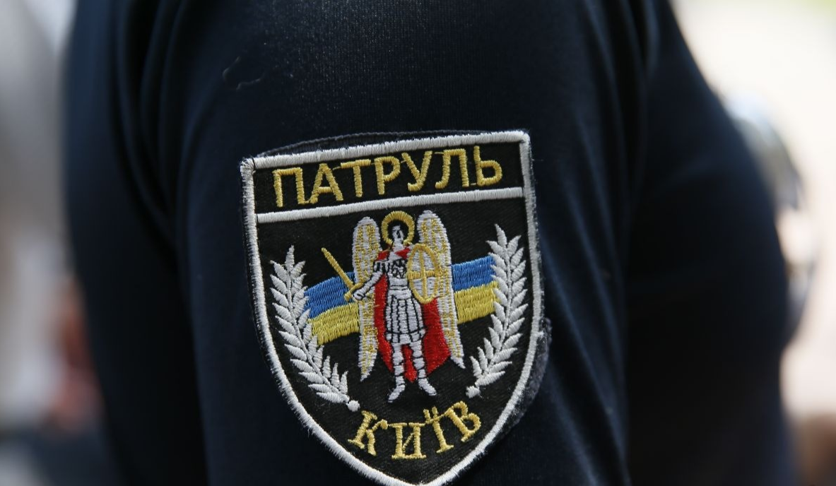 У Києві врятували павича, який залетів на будівництво: відео