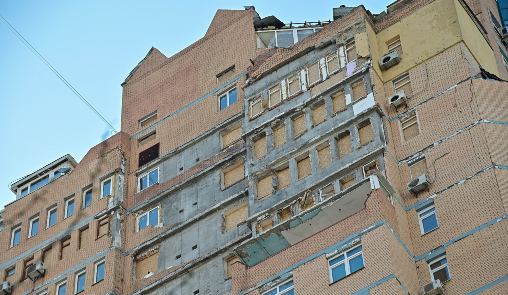 У Святошинському районі столиці відновлюють пошкоджені атаками будинки: фото